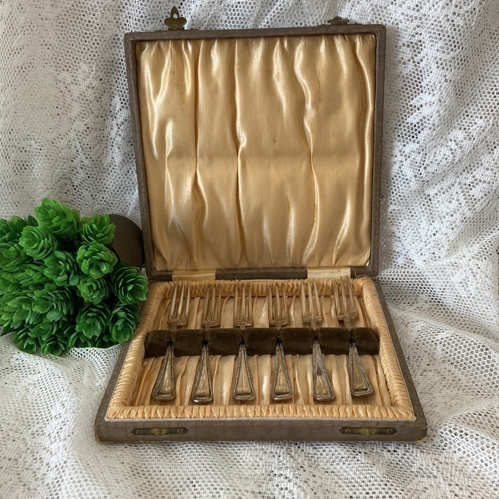 Vintage Silver Plates Dessert Forks. Set of 6 in a Case Made in England
